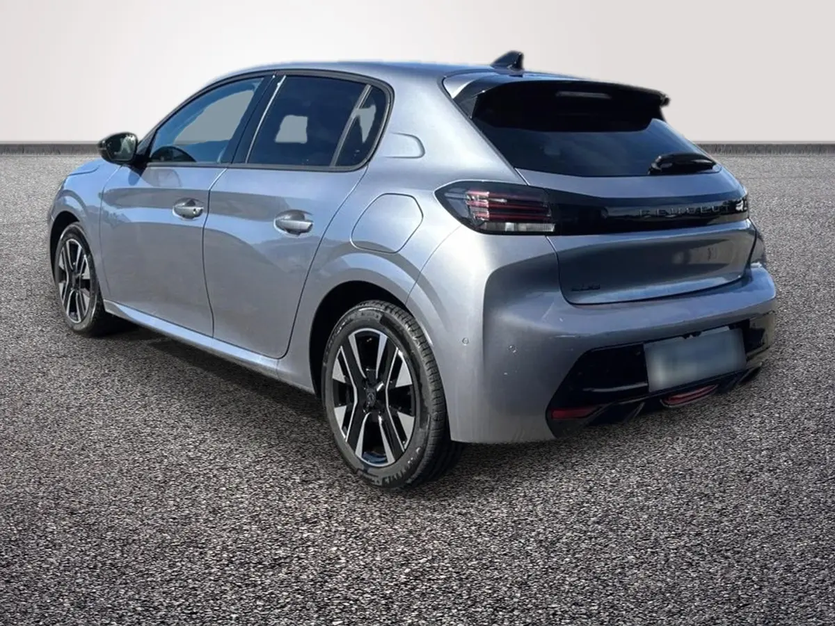 Vue 3/4 arrière droite d'une Peugeot 208 gris clair avec feux arrière LED et jantes alliage noires.