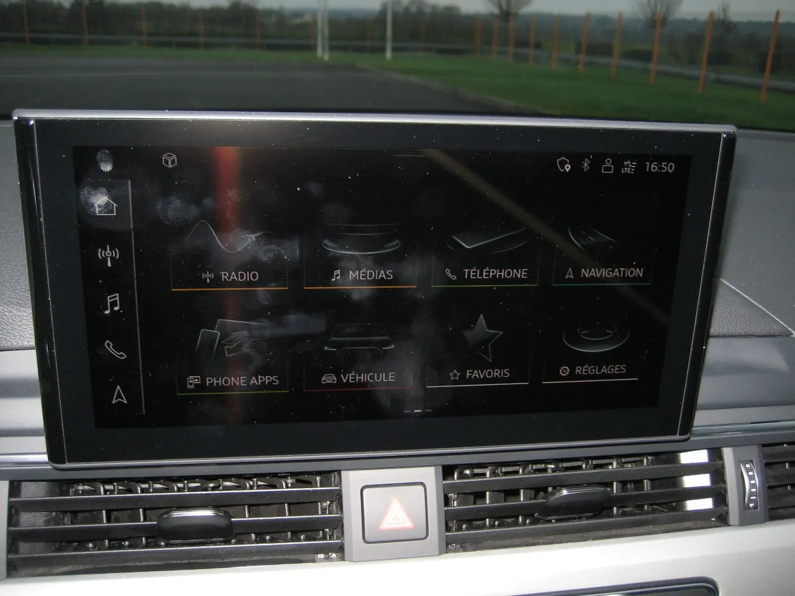 Écran tactile central de l'Audi A4 Avant 2022 noir, affichant les menus radio, médias, téléphone et navigation.