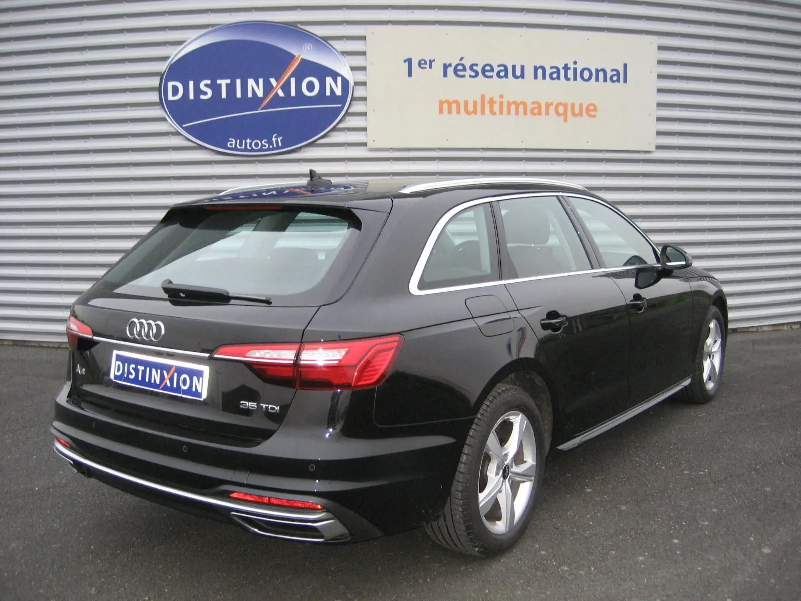 Audi A4 Avant 3.5 TDI noire vue en 3/4 arrière droit, soulignant ses feux LED et jantes alliage 17 pouces.