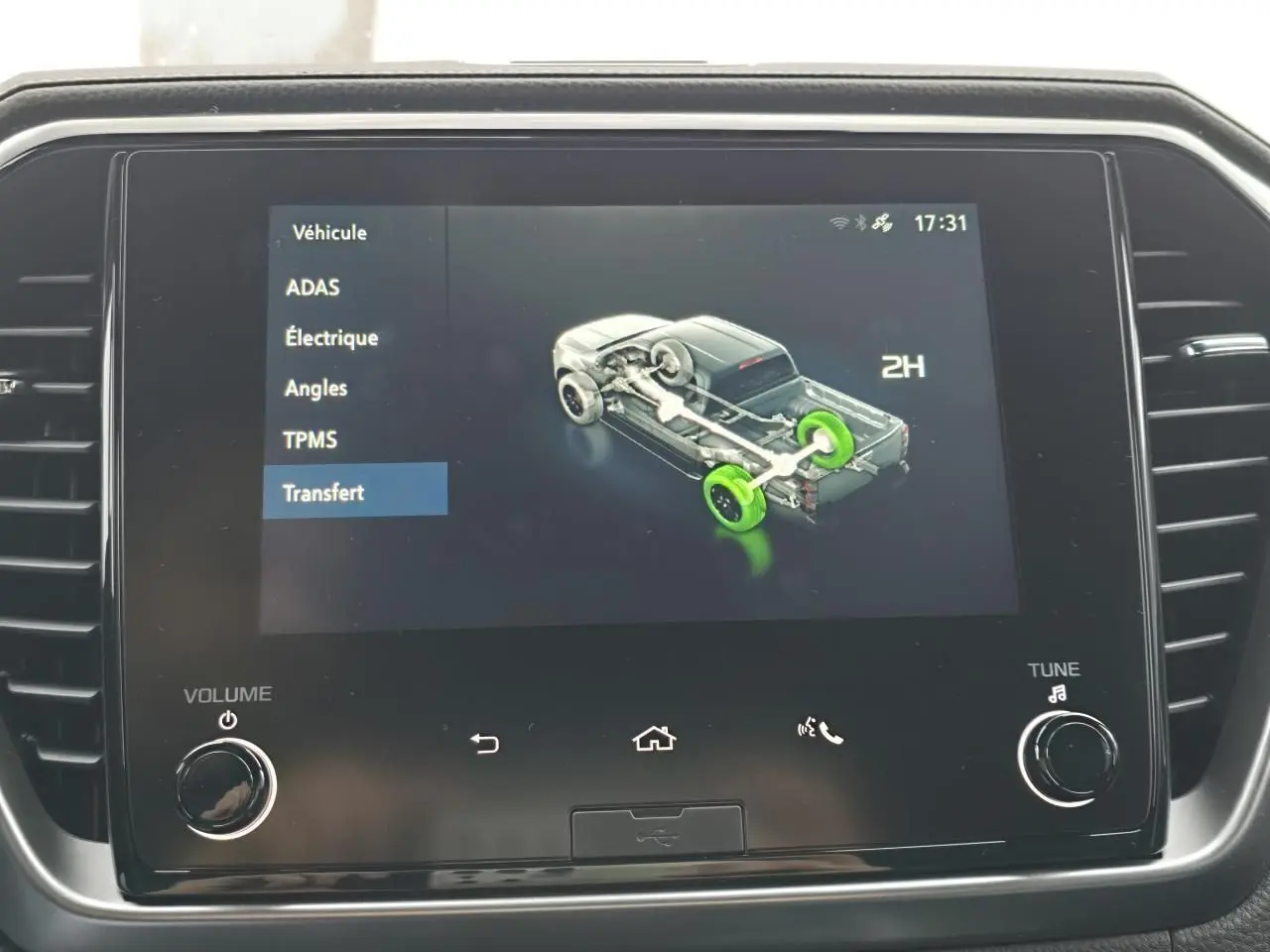 Écran tactile intérieur affichant la transmission 4x4 du pick-up Isuzu D-MAX 2025, vue de face du tableau de bord.