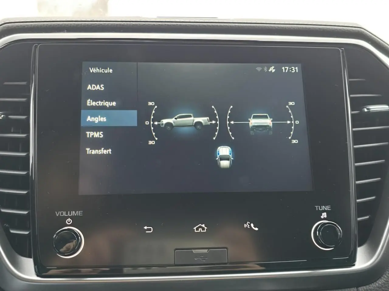 Écran tactile central du tableau de bord de l'Isuzu D-MAX 2025 affichant les angles de vue du véhicule en gris.