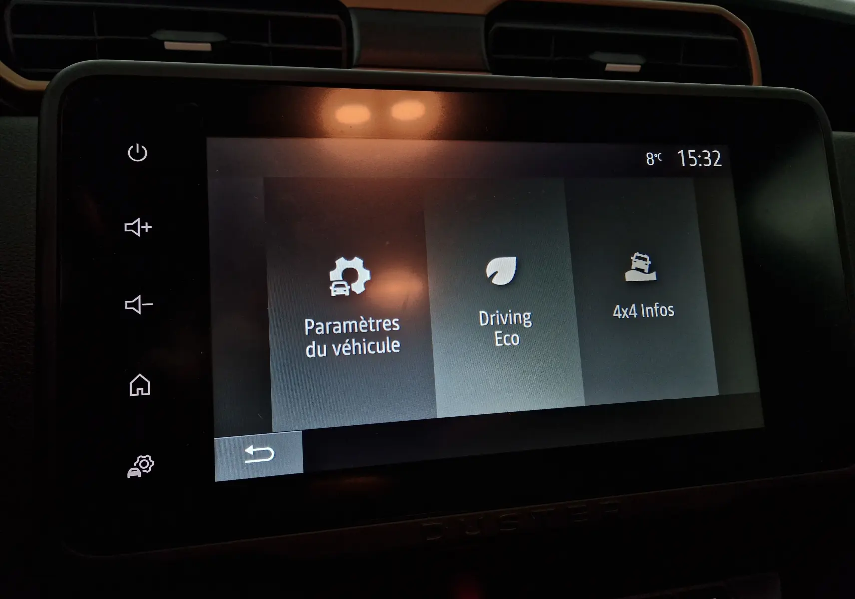 Écran tactile central du Dacia Duster 2024 affichant les options Paramètres véhicule, Driving Eco et 4x4 Infos.