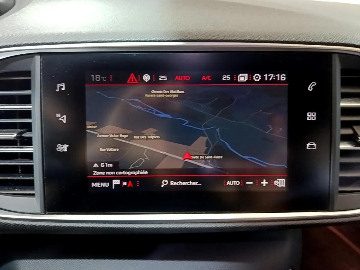 Écran tactile central du tableau de bord de la Peugeot 308 GT Line 2019 affichant la navigation en mode nuit.
