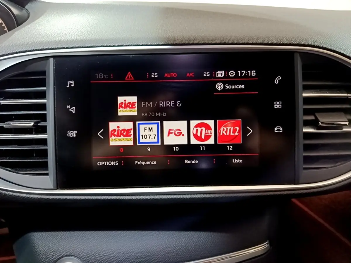 Écran tactile central de la Peugeot 308 GT Line 2019 affichant les stations radio, entouré de grilles d'aération noires.