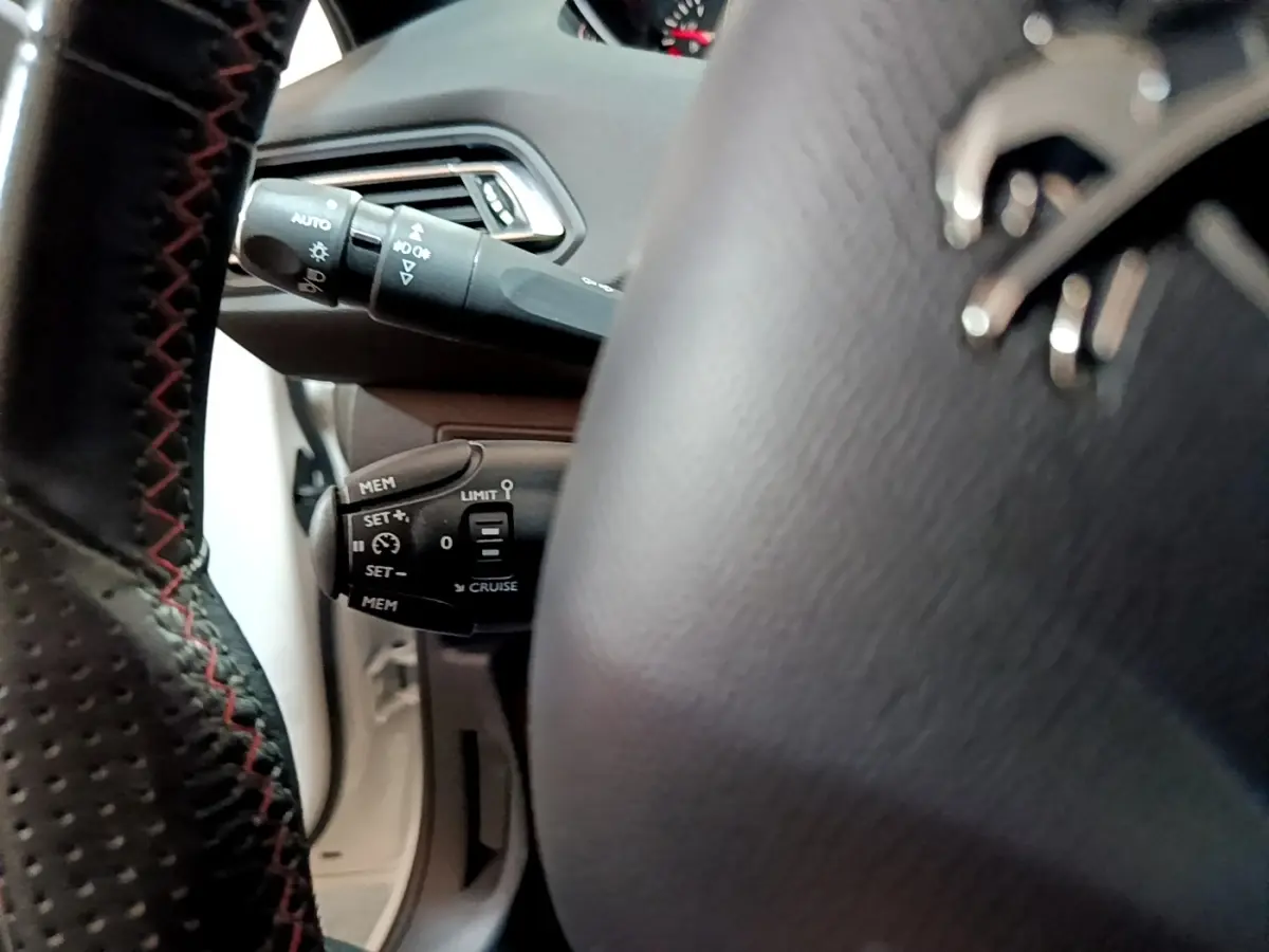 Gros plan sur le volant cuir noir de la Peugeot 308 GT Line 2019 avec commandes de régulateur de vitesse.