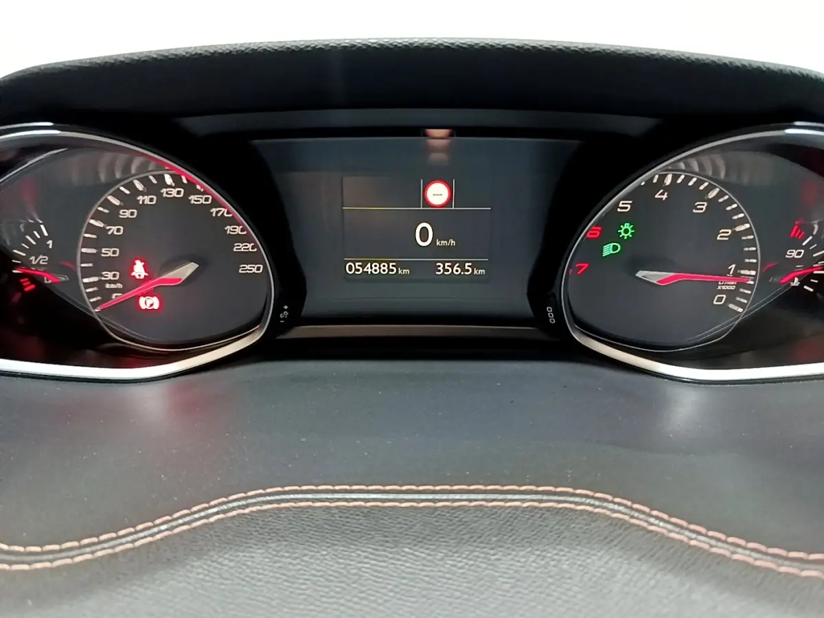 Tableau de bord de Peugeot 308 GT Line 2019 montrant compteur vitesse, compte-tours et écran digital central à 0 km/h