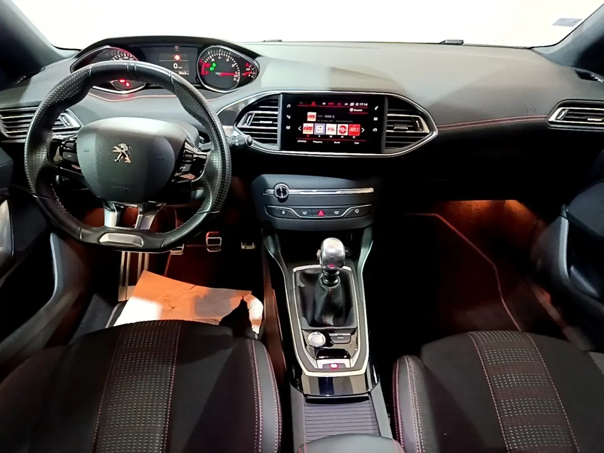 Intérieur Peugeot 308 GT Line 2019 vu de face, volant cuir, écran tactile central et levier de vitesse manuel.