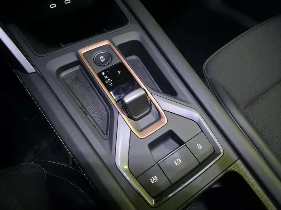 Gros plan sur la console centrale noire du CUPRA Formentor 2025 avec levier de vitesse automatique et cadre cuivré.