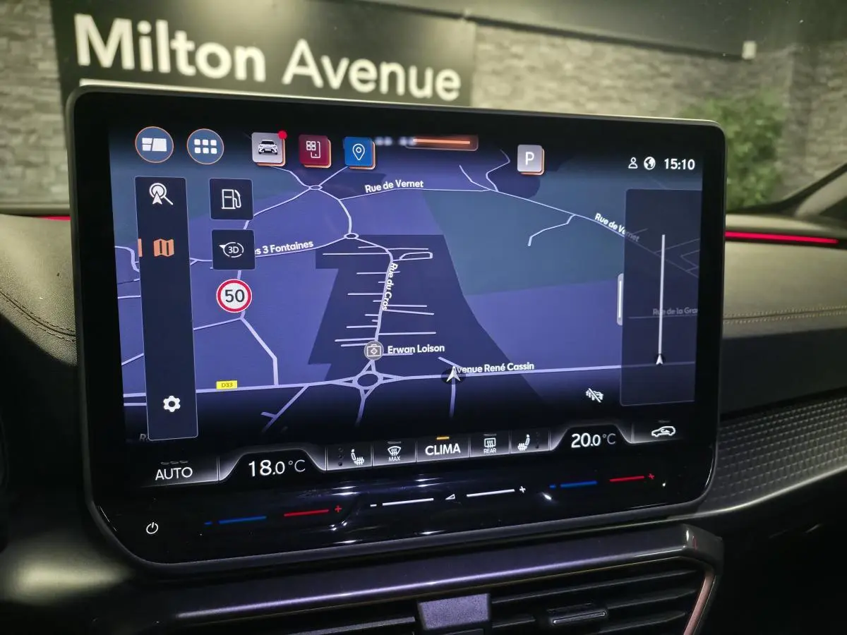 Écran tactile HD 12,9'' du système de navigation du CUPRA Formentor gris, vue intérieure centrée sur la console.