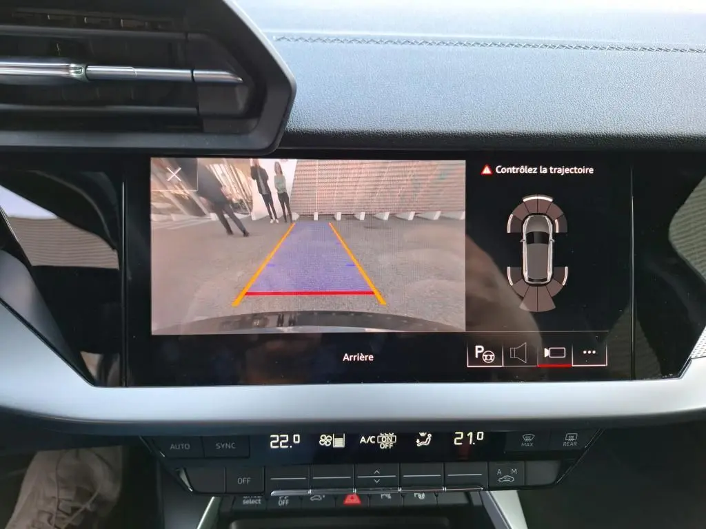 Vue intérieure de l'écran central affichant la caméra de recul et l'interface de stationnement de l'Audi A3 Sportback noire.
