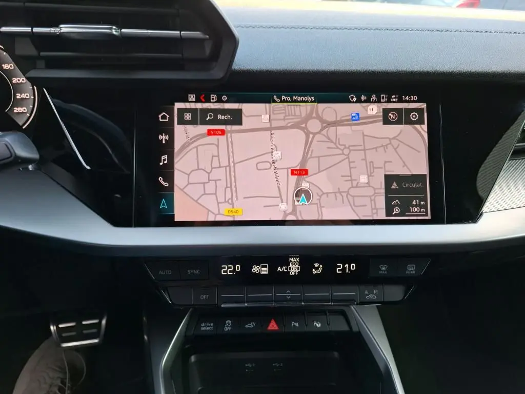 Vue rapprochée de l'écran central tactile et de la console de la Audi A3 Sportback 2023, affichant la navigation.