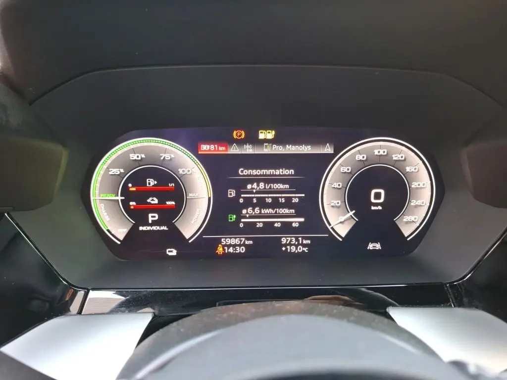 Vue rapprochée du tableau de bord numérique de l'Audi A3 Sportback 2023, affichant consommation et vitesse à zéro.