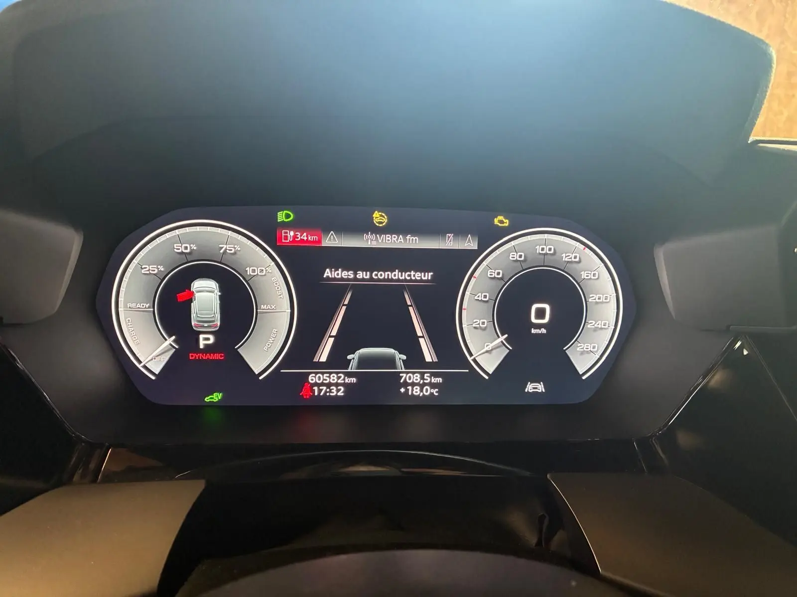 Affichage numérique du tableau de bord Audi A3 Sportback 2023, vue frontale sur l'écran des aides au conducteur.