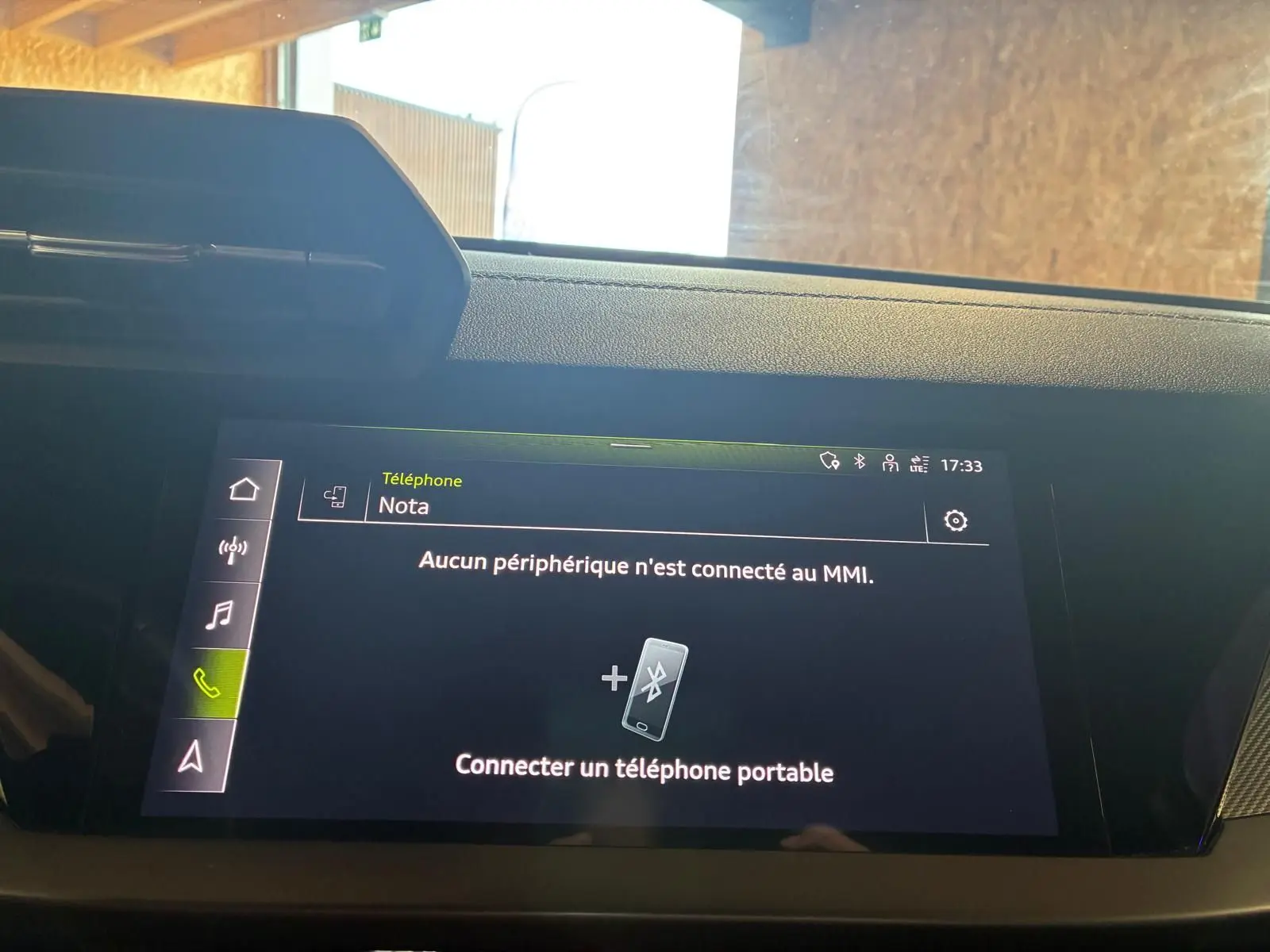 Écran central MMI affichant l'interface Bluetooth dans l'habitacle d'une Audi A3 Sportback noire.