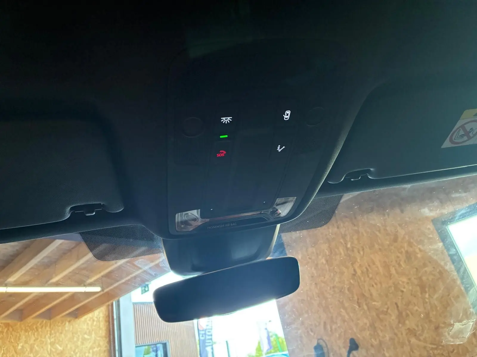 Vue intérieure du plafond noir de l'Audi A3 Sportback 2023 avec commandes d'éclairage et rétroviseur central.