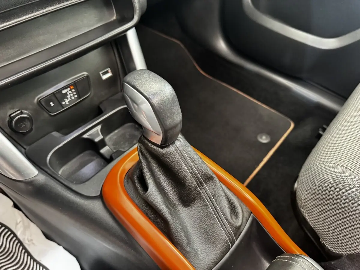 Gros plan sur le levier de vitesse automatique entouré d’un cadre orange dans l’habitacle noir du Citroën C3 Aircross 2020.