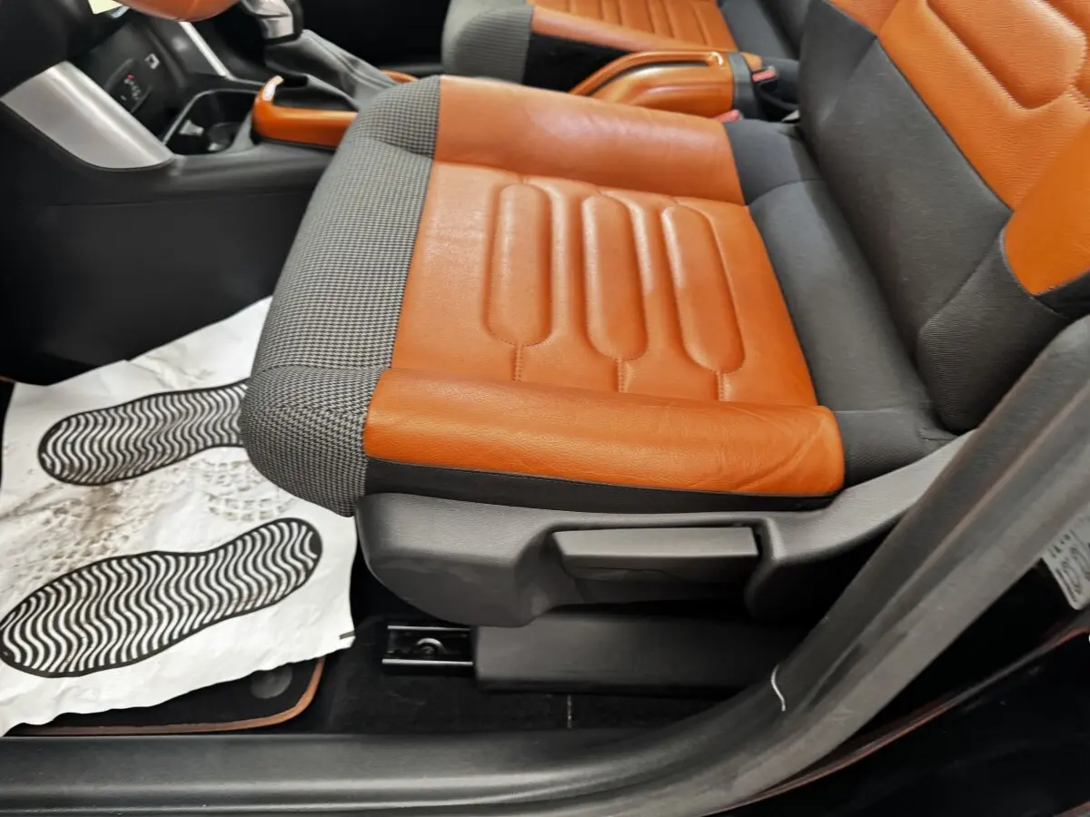 Gros plan sur le siège avant droit en cuir marron et tissu gris d'une Citroën C3 Aircross noire de 2020.