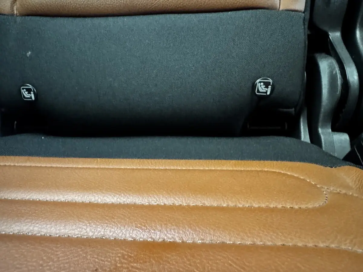 Gros plan sur la banquette arrière noire et marron du Citroën C3 Aircross, montrant les attaches Isofix.