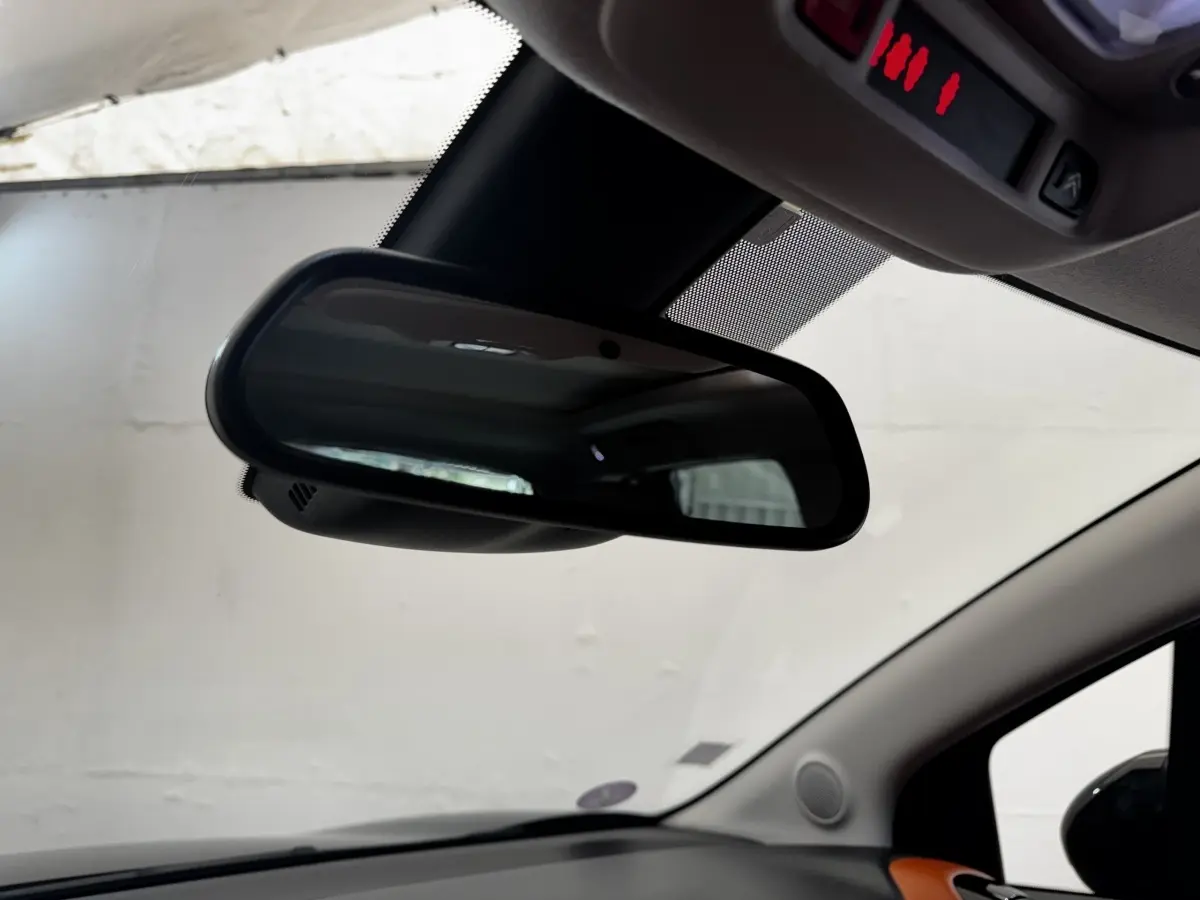 Rétroviseur intérieur de la Citroën C3 Aircross 2020 PureTech 130 noir, vue rapprochée côté conducteur.