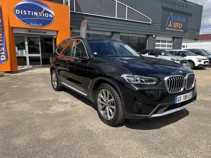 BMW X3 xDrive30e 2023 saphirschwarz métallisé, vue 3/4 avant droit avec jantes alu et calandre distinctive.