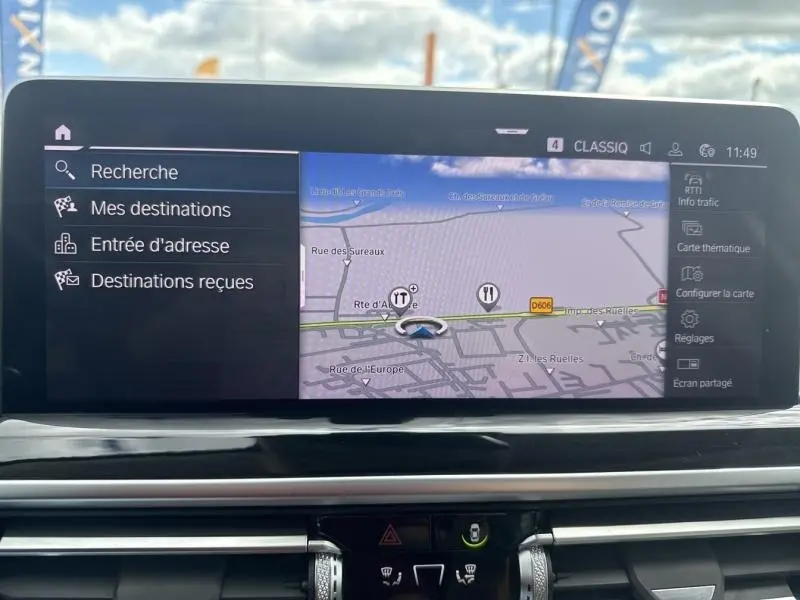 Écran tactile central du BMW X3 xDrive30e 2023 affichant le GPS avec menu de navigation en mode jour.