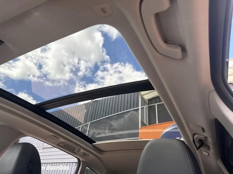 Vue intérieure du toit ouvrant panoramique en verre du BMW X3 xDrive30e Saphirschwarz métallisé 2023.
