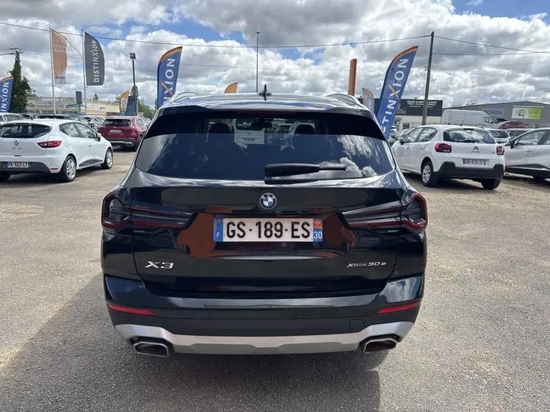 Vue arrière d’un BMW X3 xDrive30e 292ch xLine noir Saphirschwarz métallisé, avec double sortie d’échappement et plaque française.