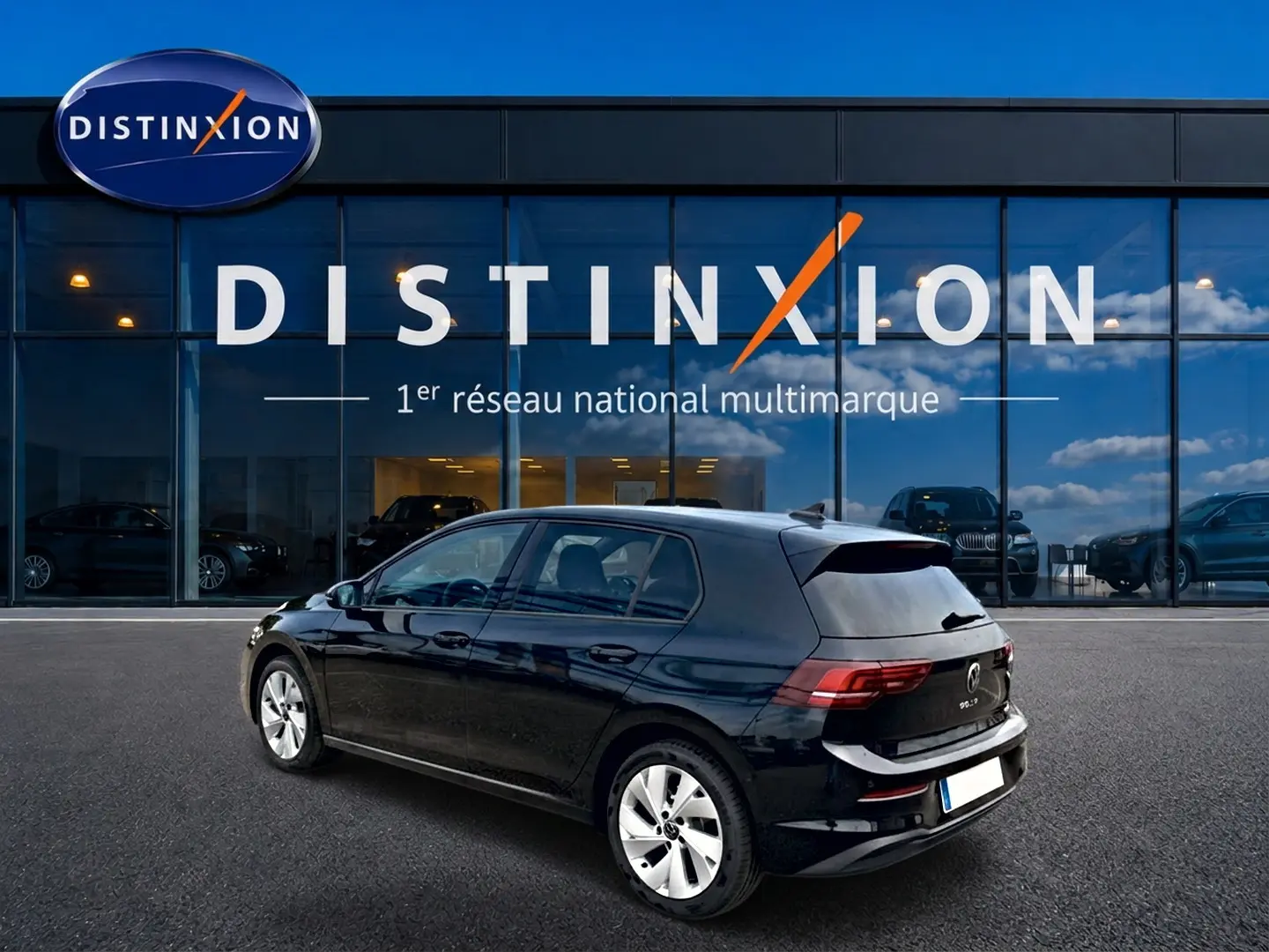 Volkswagen Golf 1.5 ETSI Evo2 noire vue 3/4 arrière droit devant showroom Distinxion.