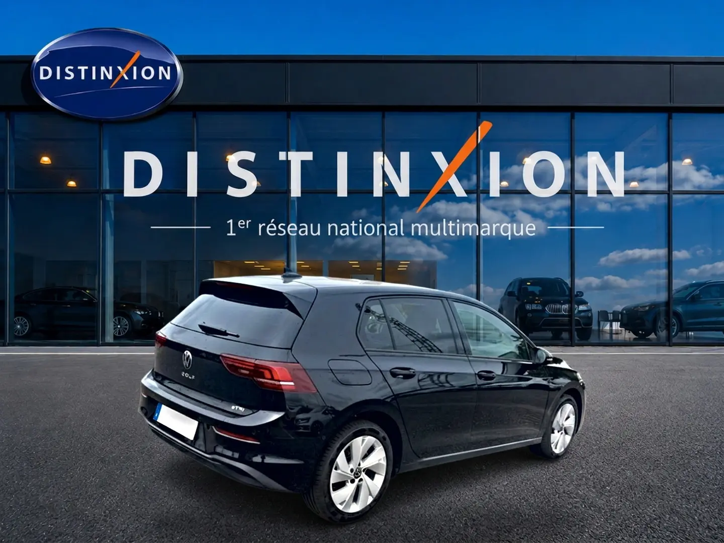 Volkswagen Golf 1.5 etsi evo2 116 life noir vue 3/4 arrière droit devant un showroom Distinxion.