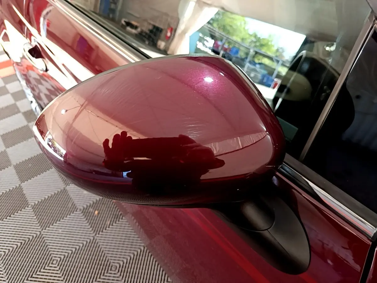 Rétroviseur droit rouge brillant de la Fiat 500 1.0 70ch BSG Star 2021, vue rapprochée sur la portière côté droit.