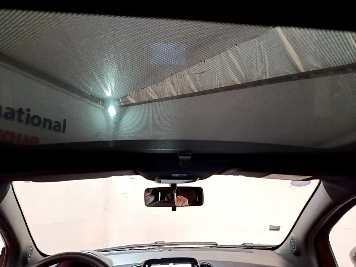 Vue intérieure avant du tableau de bord et volant cuir de la Fiat 500 rouge 1.0 70ch BSG Star 2021