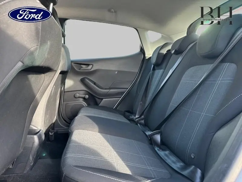 Vue latérale intérieure de la banquette arrière en tissu noir à motifs gris de la Ford Fiesta Blanc Glacier 2020.