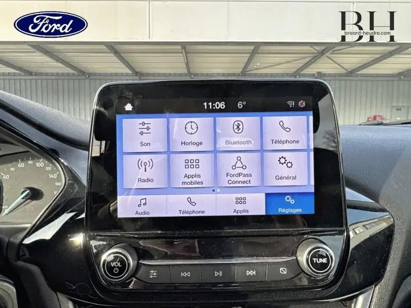 Vue rapprochée de l’écran tactile central du tableau de bord de la Ford Fiesta 2020, affichant le menu des réglages.