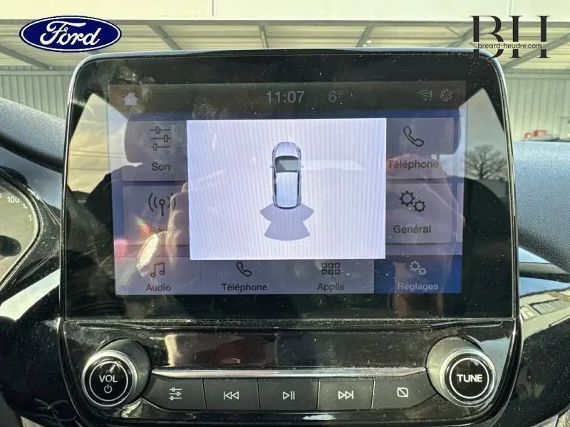 Écran tactile central de la Ford Fiesta 2020 montrant l'interface de détection de proximité en intérieur noir.