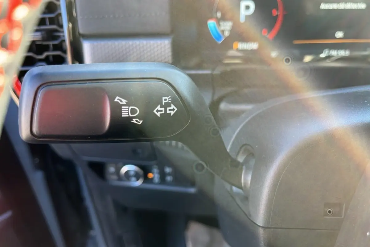 Gros plan sur la manette de clignotants et feux du Ford Ranger Raptor gris commandeur, intérieur côté gauche.
