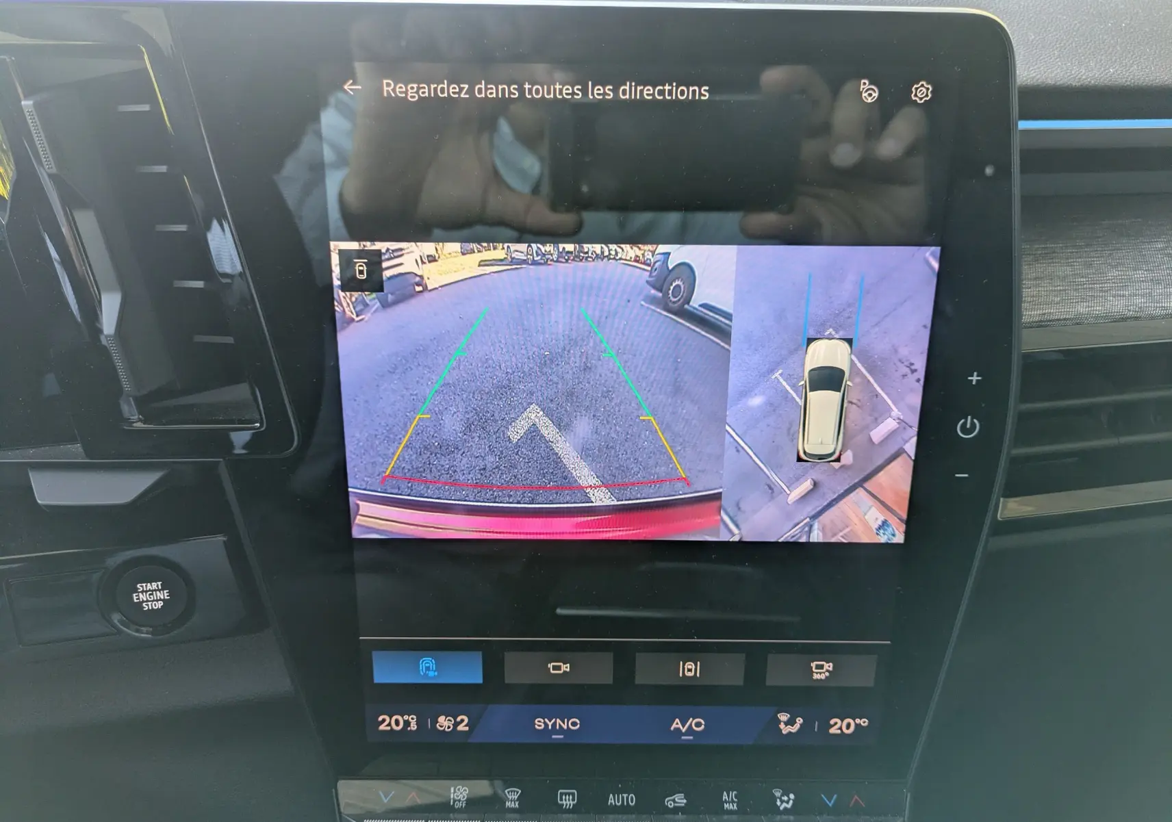 Écran central montrant la caméra de recul et vue 360° du Renault Austral rouge Flamme, intérieur avec bouton Start Engine Stop.