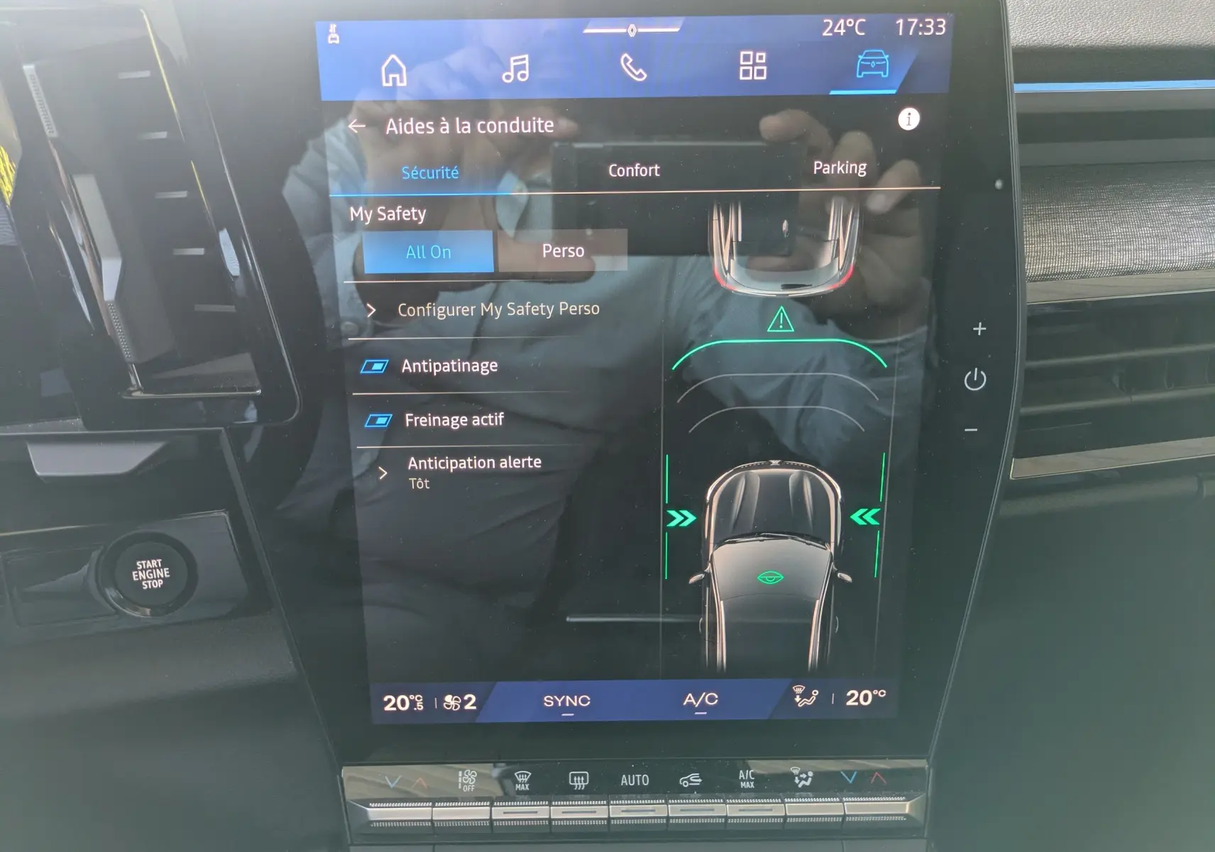 Vue rapprochée de l’écran tactile intérieur du Renault Austral 2025 affichant les aides à la conduite et la climatisation.