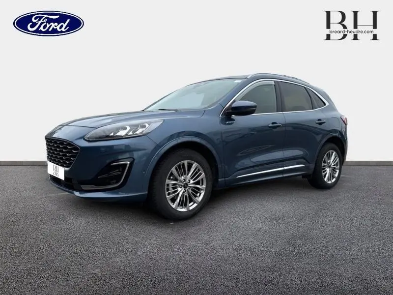 Ford Kuga 2022 bleu azur métallisé en vue 3/4 avant droit avec jantes alliage et toit panoramique.