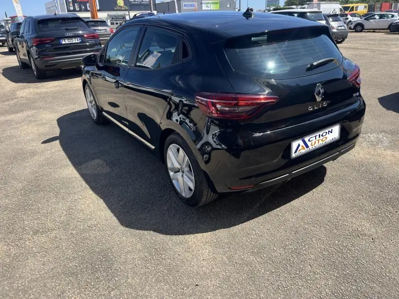 Renault Clio 1.6 E-Tech noir étoile vue 3/4 arrière droit, avec feux arrière LED et becquet noir brillant.