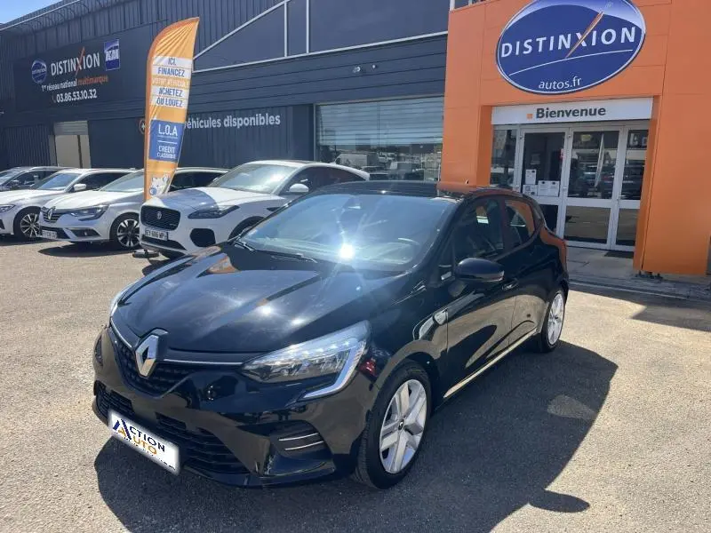 Renault Clio 1.6 E-Tech noir étoile vue 3/4 avant droit, stationnée devant un concessionnaire Distinxion.