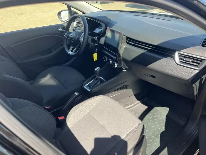 Intérieur noir de la Renault Clio 1.6 E-Tech 2020 vu côté conducteur, avec tableau de bord et écran tactile central.