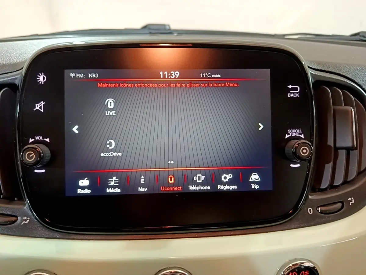 Écran tactile central du tableau de bord de la Fiat 500 Lounge 2019, avec commandes multimédia et climatisation visibles.