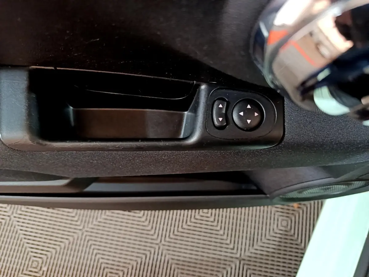 Commande de réglage des rétroviseurs sur la porte côté conducteur d'une FIAT 500 Lounge verte 2019