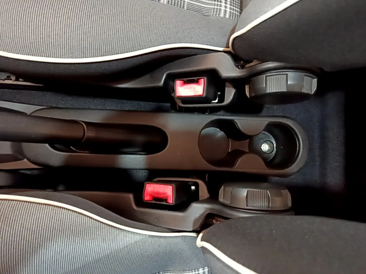 Vue rapprochée de la console centrale intérieure de la Fiat 500 Lounge 2019 avec sièges gris à liseré blanc.