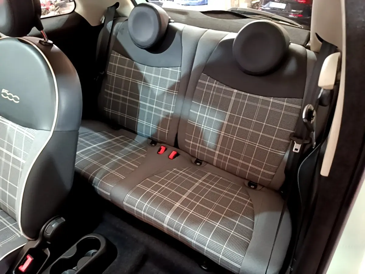Vue intérieure côté droit sur la banquette arrière à motif à carreaux gris de la Fiat 500 Lounge verte de 2019.