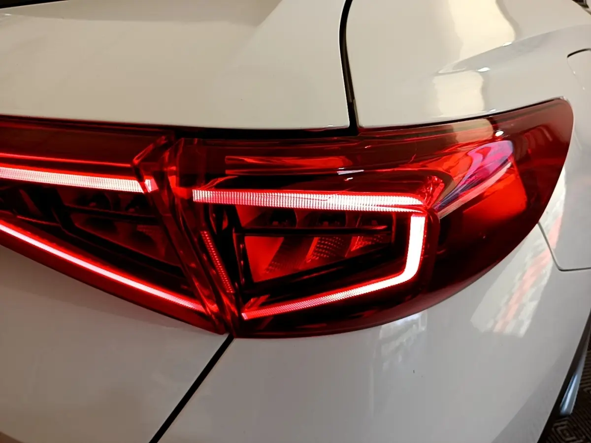 Gros plan sur le feu arrière droit rouge du CUPRA Formentor 2.0 TDI 150ch Business Edition blanc, 2023.