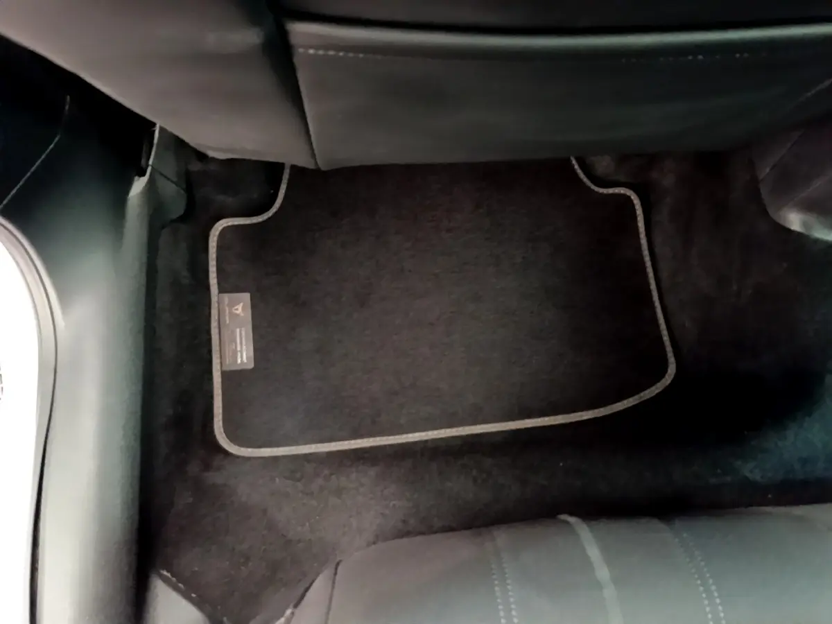 Vue du tapis de sol noir côté passager arrière du CUPRA Formentor 2.0 TDI 150ch Business Edition 2023.