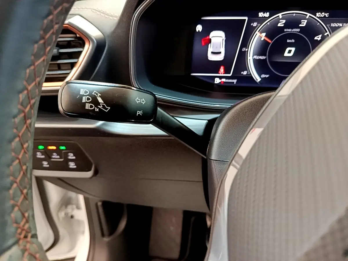 Gros plan sur le combiné d'instruments numérique et la commande de clignotants du tableau de bord du CUPRA Formentor 2023.