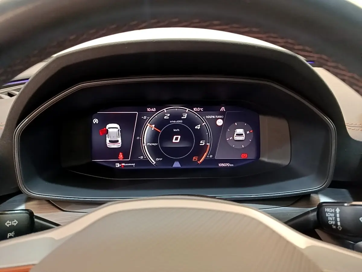 Vue rapprochée du tableau de bord numérique du CUPRA Formentor 2023, affichage digital avec compte-tours central.