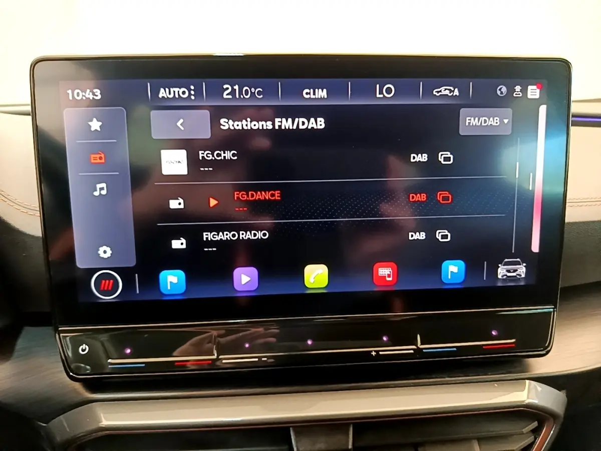 Écran tactile central du tableau de bord du CUPRA Formentor 2023 affichant les stations FM/DAB.